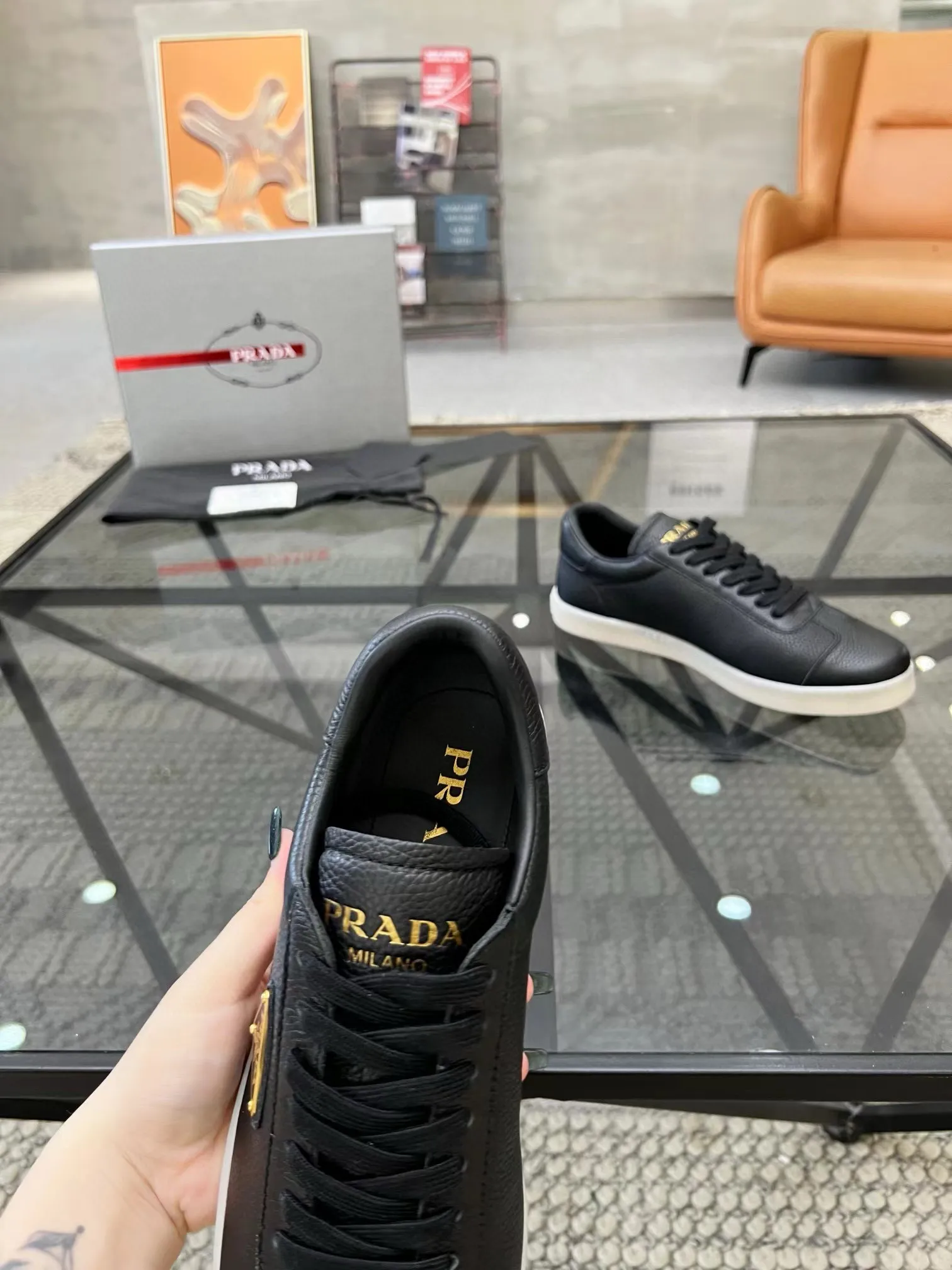 Factory price: 400💰Prada new men's leather sports shoes, the highest version on the market, any comparison is welcome🆚! The original leather has excellent texture and is super high-end! Fetal sheep net lining imported from Italy, removable pad! Luxurious materials and fine workmanship, highly recommended! Code number: 38-44, customized 45